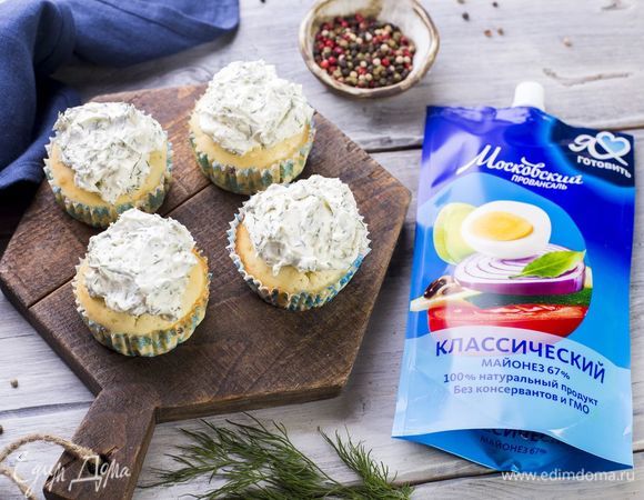 Маффины с копченой рыбой и шапкой из сливочного сыра