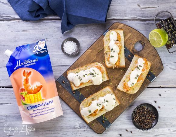 Брускетты с креветками под сливочно-лаймовым соусом