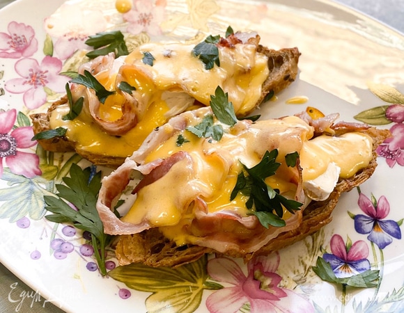 Яйца бенедикт с круассаном