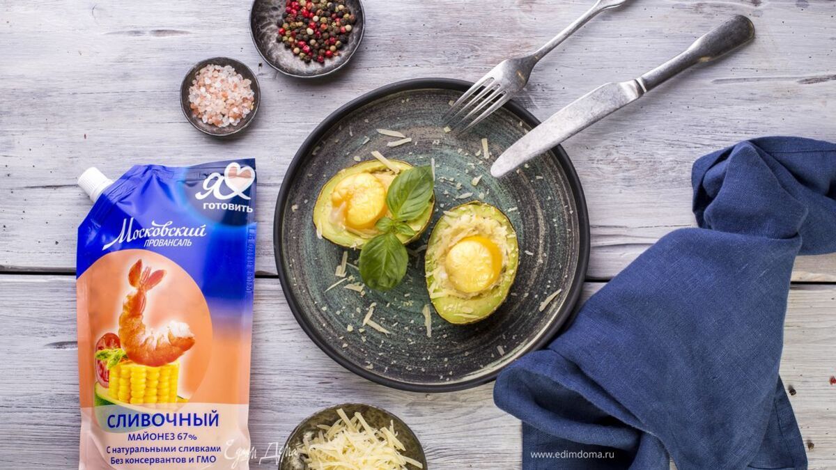 Авокадо, запеченное с яйцом и сыром