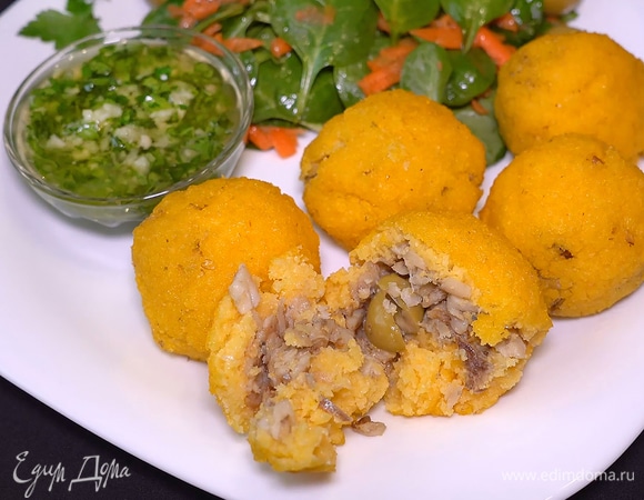 Шарики из мамалыги с чесночным соусом муждей Шарики из мамалыги с чесночным соусом муждей