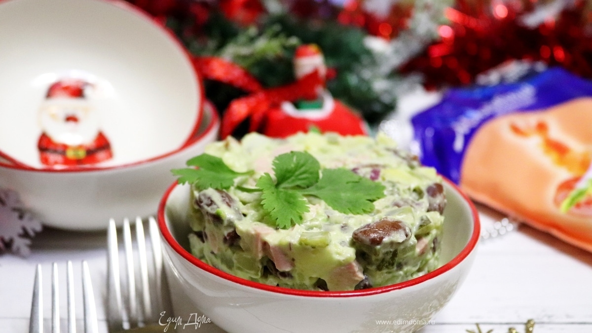 Салат с фасолью и заправкой из авокадо