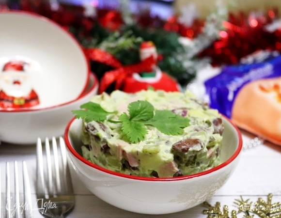 Салат с фасолью и заправкой из авокадо