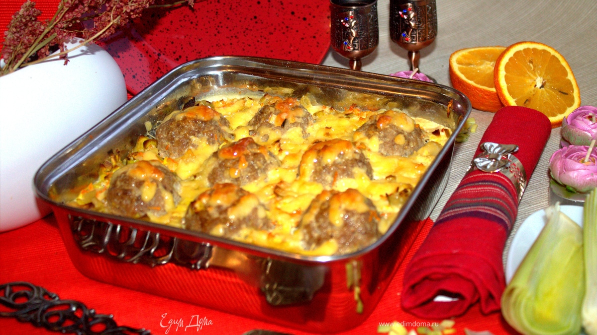 Тефтели, запеченные под яично-сырной заливкой