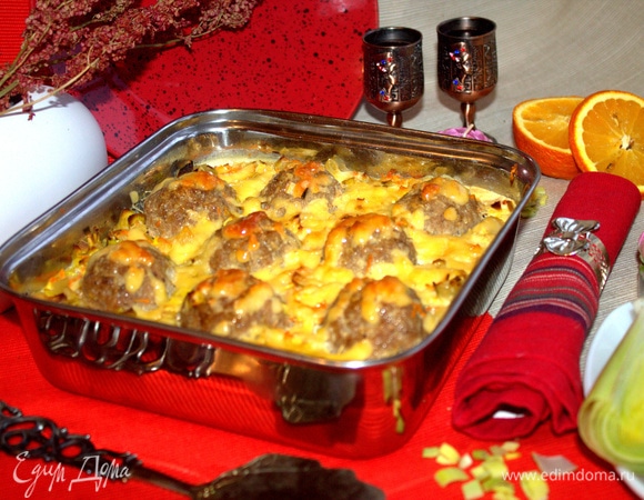 Тефтели, запеченные под яично-сырной заливкой