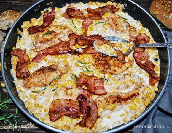 Куриное филе в сливочном соусе с беконом и кукурузой Куриное филе в сливочном соусе с беконом и кукурузой