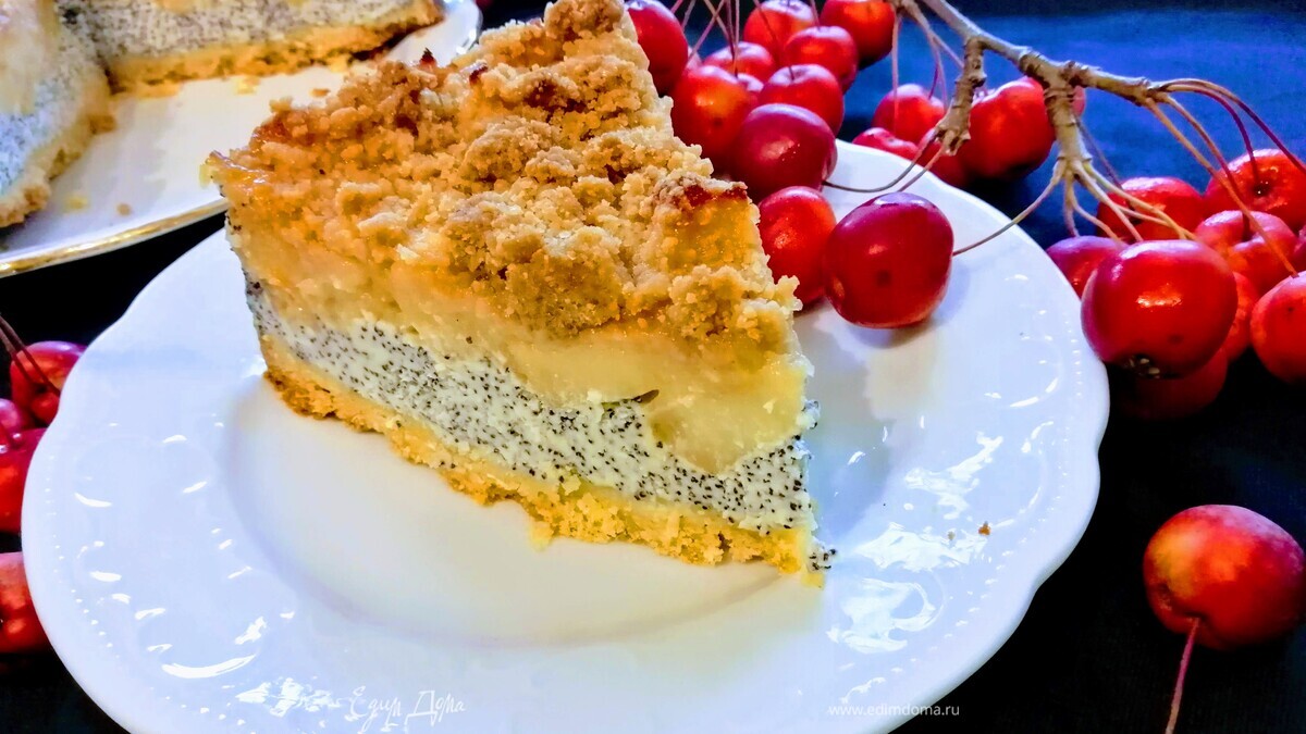 Яблочный пирог с творогом и маком