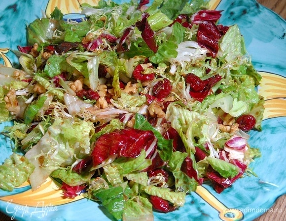 Салат с грецкими орехами и вишневой заправкой Салат с грецкими орехами и вишневой заправкой