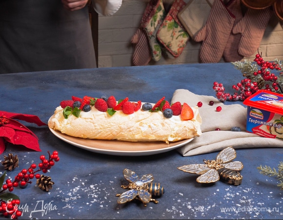 Меренговый рулет со свежими ягодами Меренговый рулет со свежими ягодами