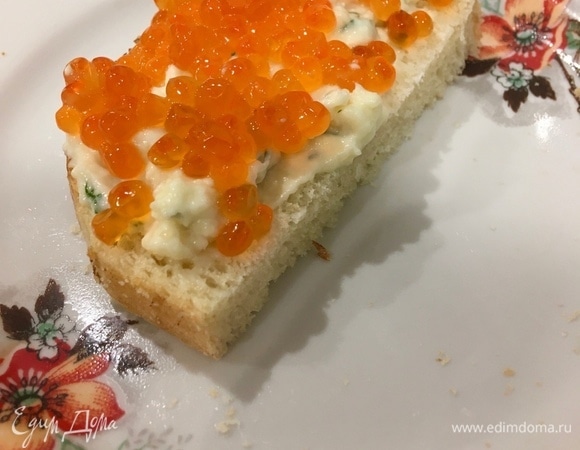 Новогодние бутерброды со сливочным соусом и икрой