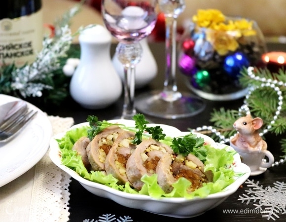 Свиной рулет с вялеными персиками и кешью