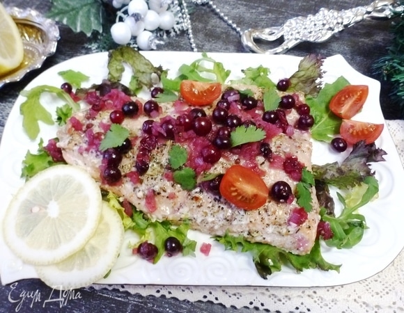 Томленая горбуша с клюквенным соусом