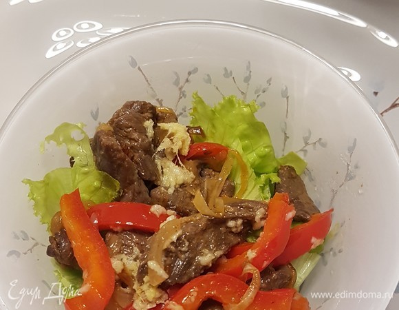 Теплый салат с острой говядиной
