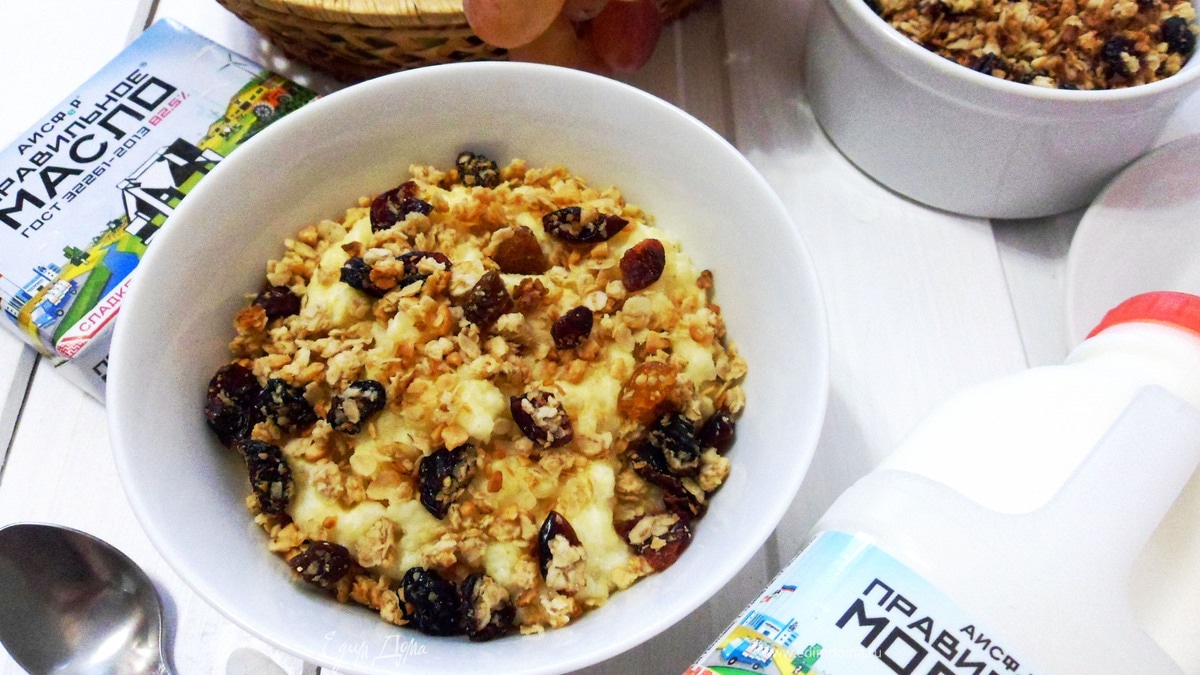 Молочная пшенная каша с гранолой