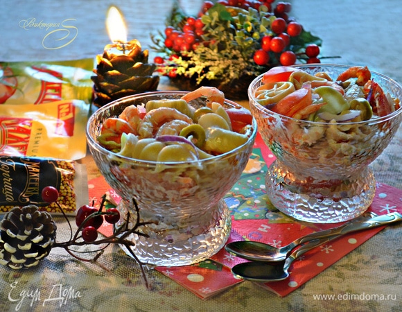 Салат с пастой и креветками под коктейльным соусом