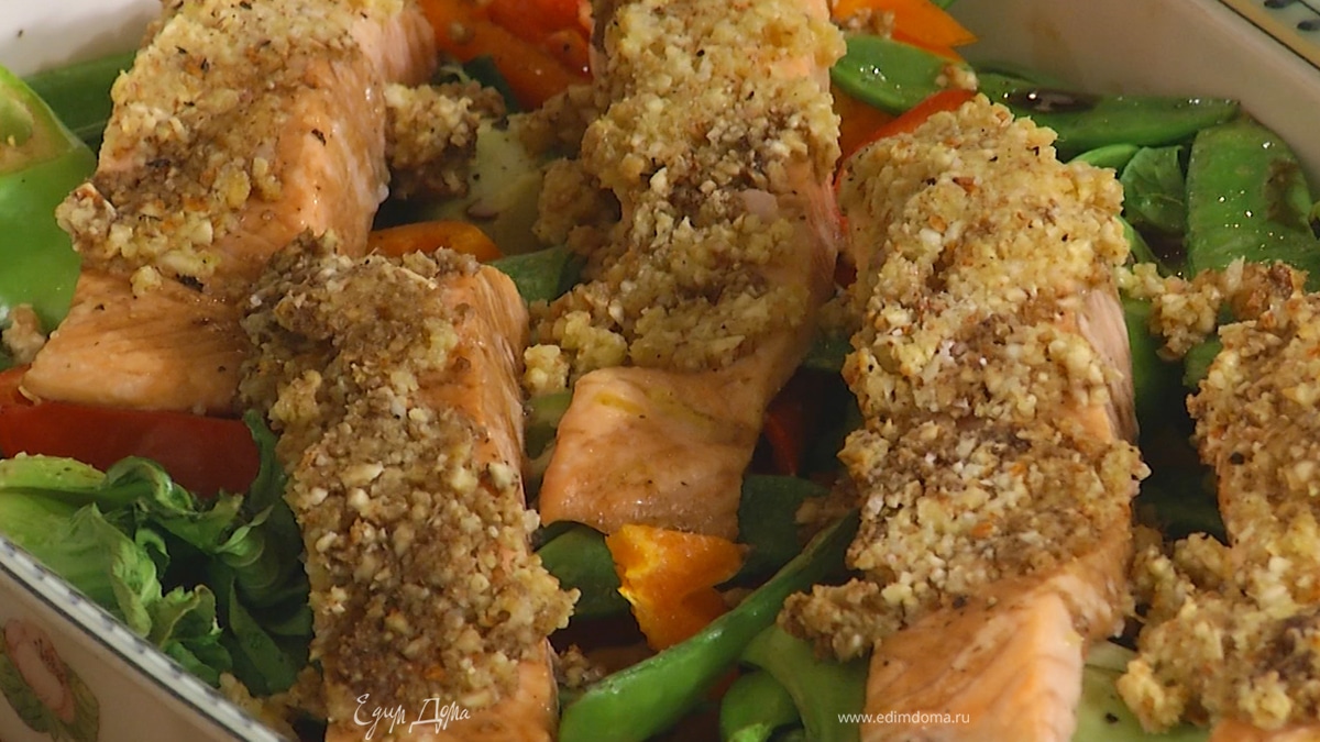 Запеченная семга с орехами и овощами