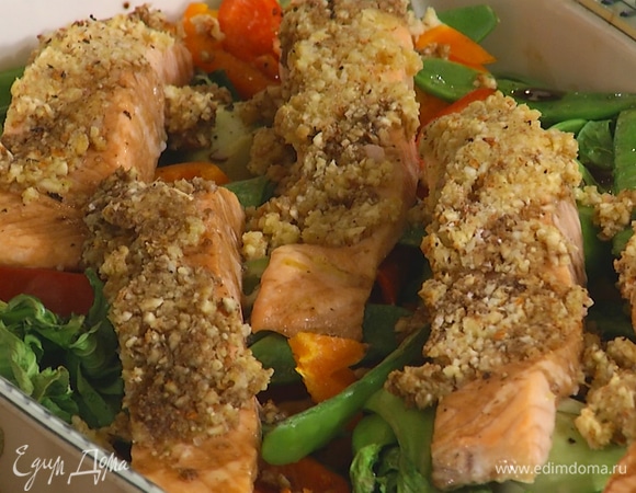 Запеченная семга с орехами и овощами 