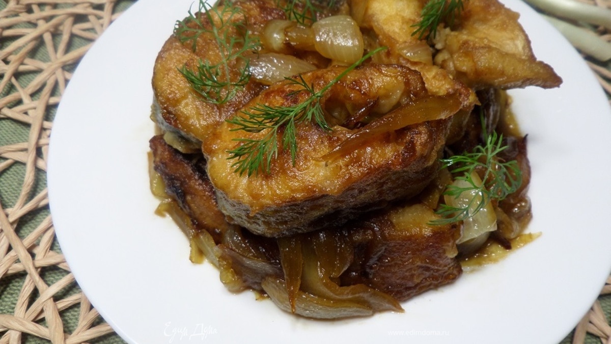 Жареный судак с луком