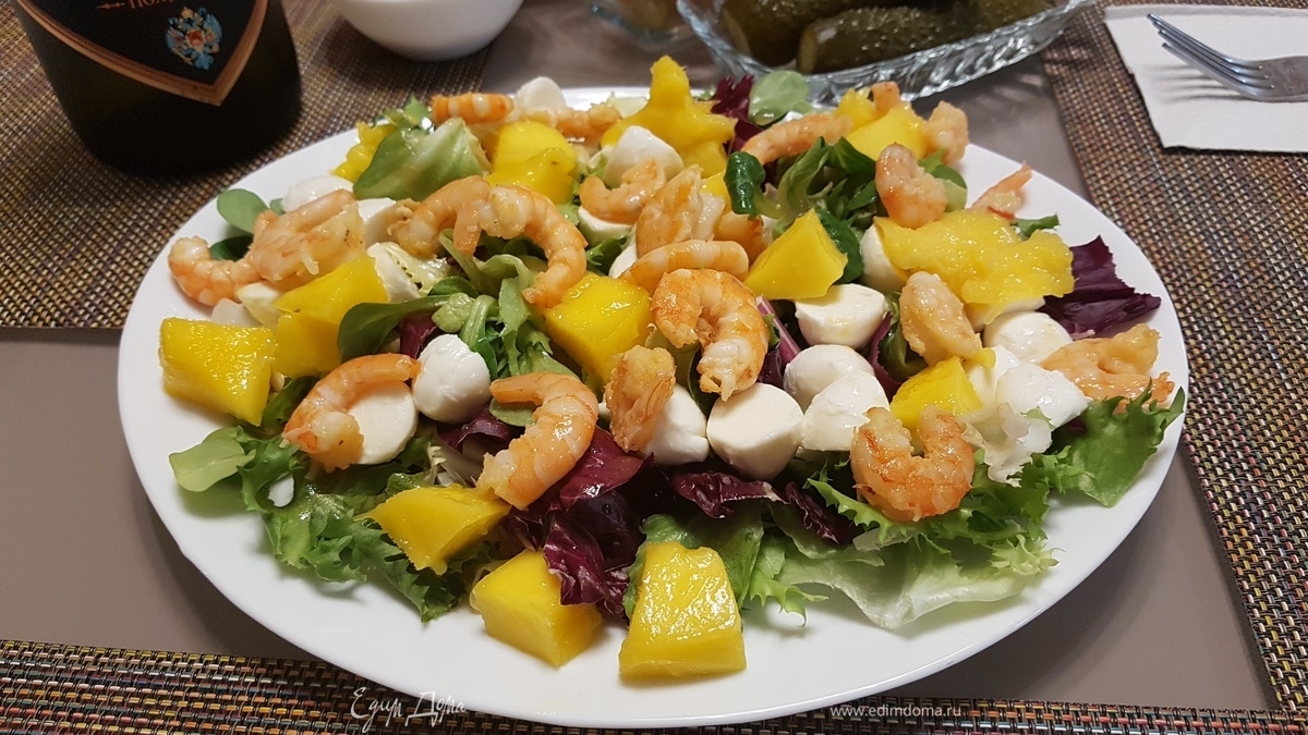Салат с креветками, моцареллой и манго