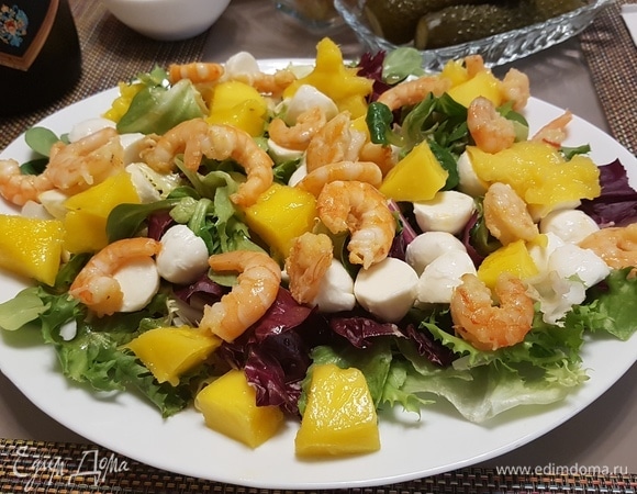 Салат с креветками, моцареллой и манго