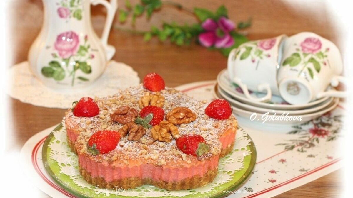 Клубнично-творожная запеканка с орехами в СВЧ-печи