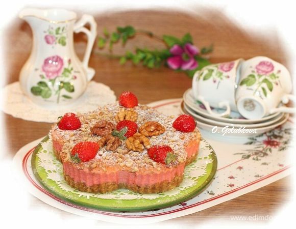 Клубнично-творожная запеканка с орехами в СВЧ-печи