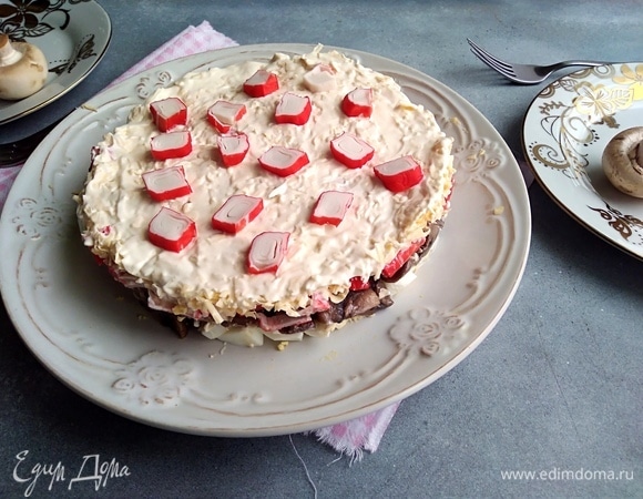 Салат с шампиньонами и крабовыми палочками 