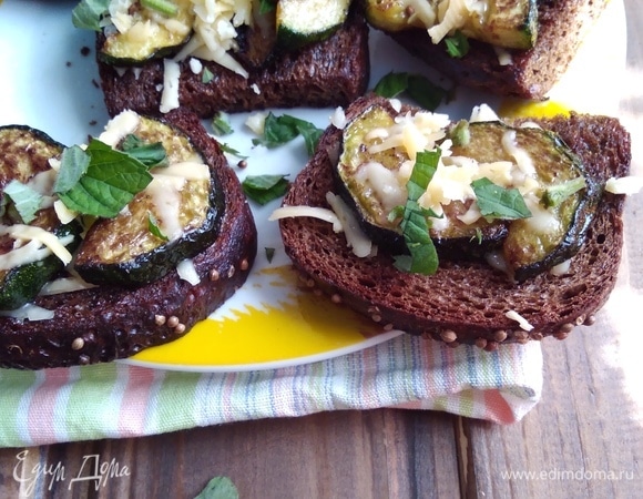 Брускетта с цукини, мятой и сыром Брускетта с цукини, мятой и сыром