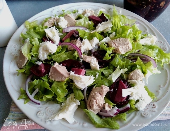 Салат с вялеными сливами и печенью трески