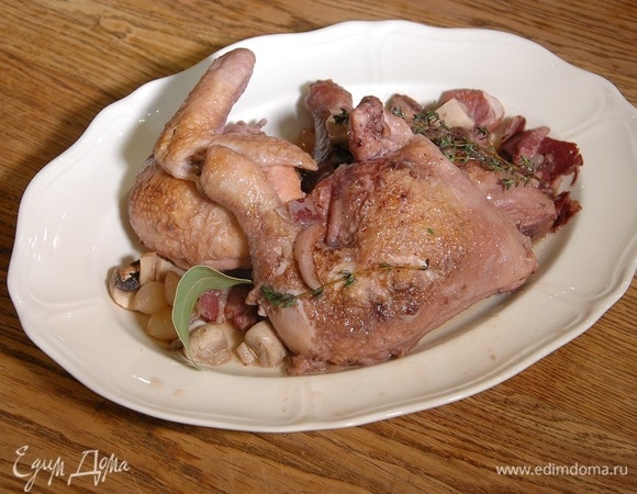 Цыплята в красном вине с ветчиной и шампиньонами