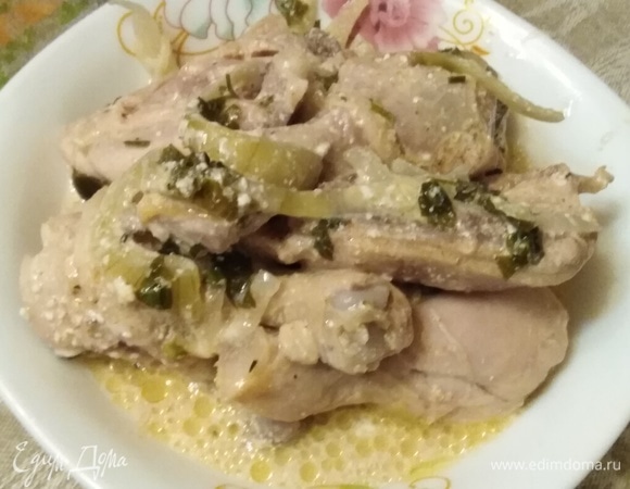 Куриные окорока, тушенные в сметане с луком