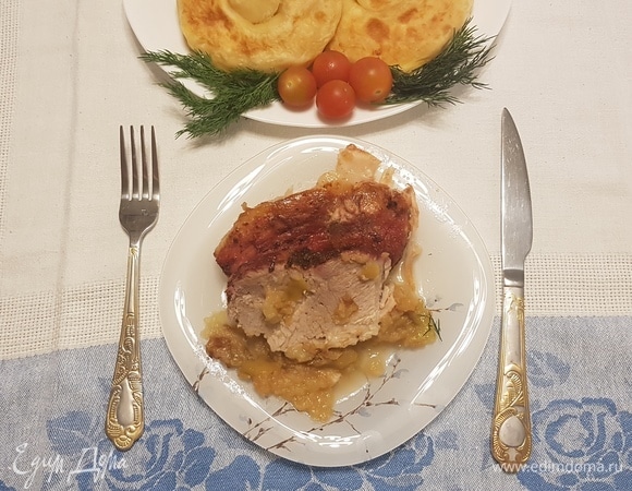 Свинина, запеченная в пиве с яблоками
