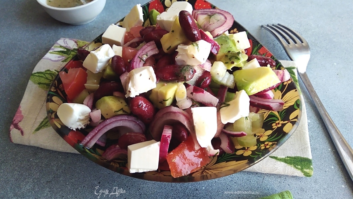 Салат с фасолью, авокадо и сыром фета