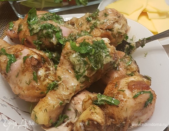 Куриные голени с пармезаном и зеленью