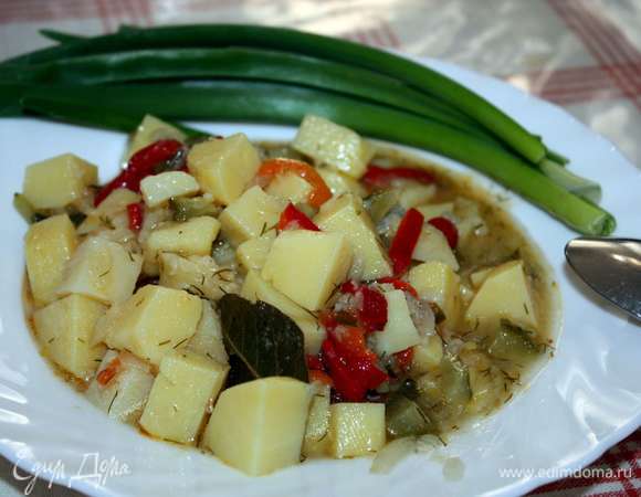 Картошка, тушенная с маринованными огурцами