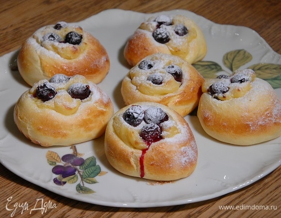 Булочки с ванильным кремом и голубикой Булочки с ванильным кремом и голубикой