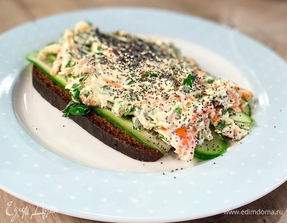 Бутерброд с огурцом и салатом из моркови Бутерброд с огурцом и салатом из моркови