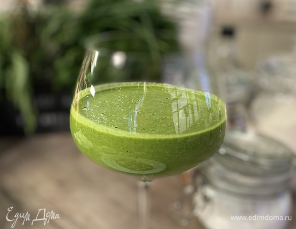 Смузи с бананом, шпинатом и кедровыми орехами Смузи с бананом, шпинатом и кедровыми орехами