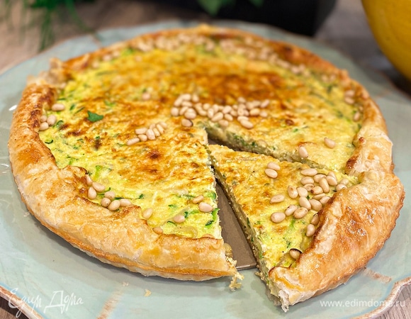 Открытый пирог с шалотом, цукини и кедровыми орехами