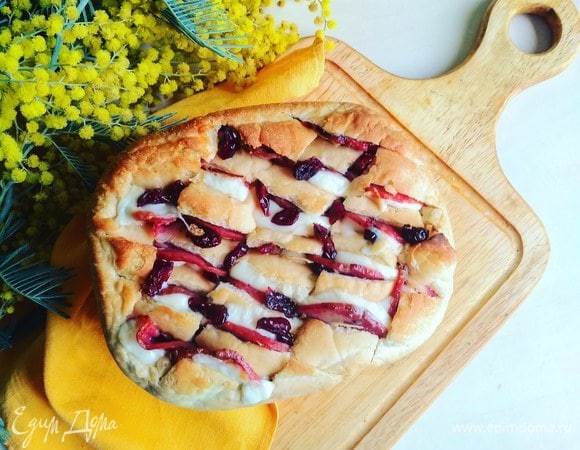 Хлеб с начинкой из моцареллы, салями и вяленой клюквы