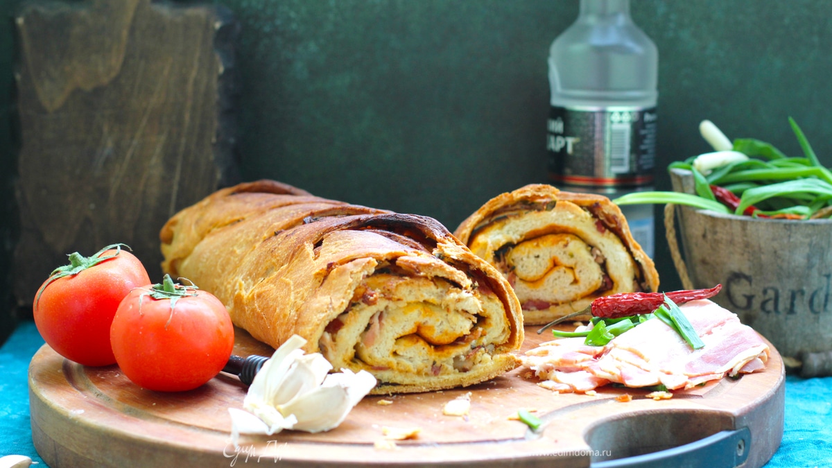 Хлеб-рулет с копченым салом и зеленым луком