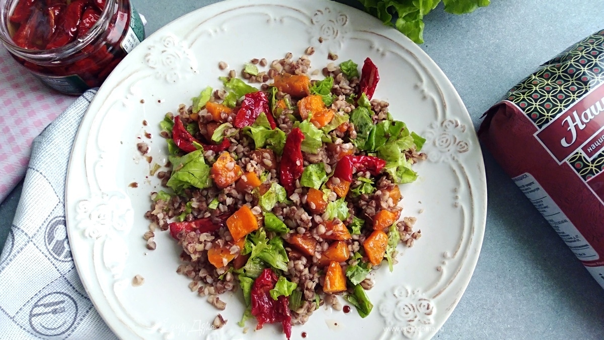 Теплый салат с гречкой, тыквой и вялеными томатами