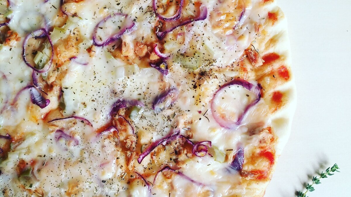 Пицца с тунцом и салями