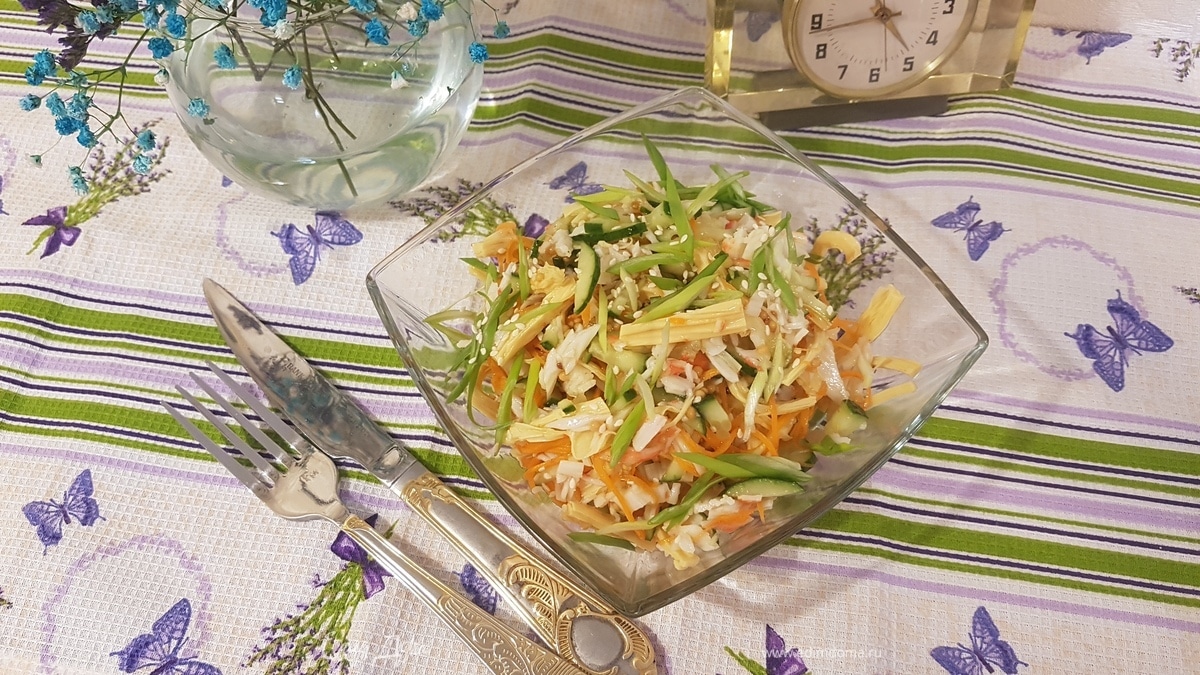 Салат с крабовыми палочками и спаржей