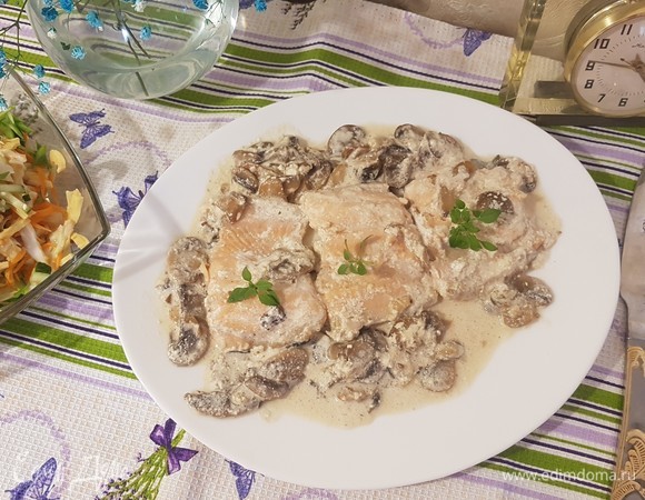 Филе семги с грибами и сливками