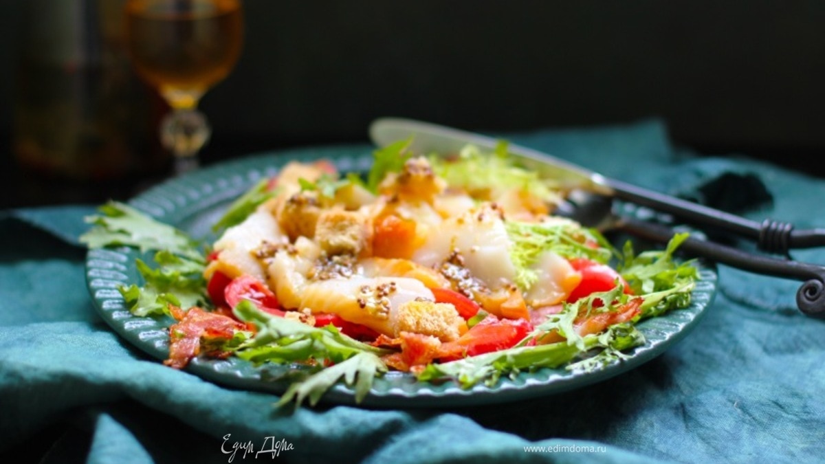 Салат с копченым палтусом, помидорами и беконом