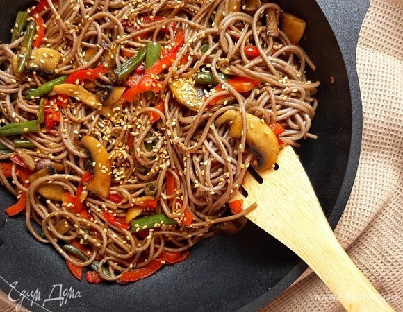 Гречневая лапша с овощами и грибами