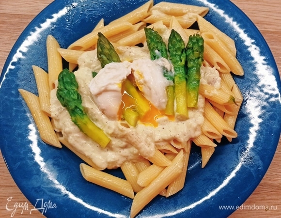 Паста с кремом из спаржи и яйцом пашот