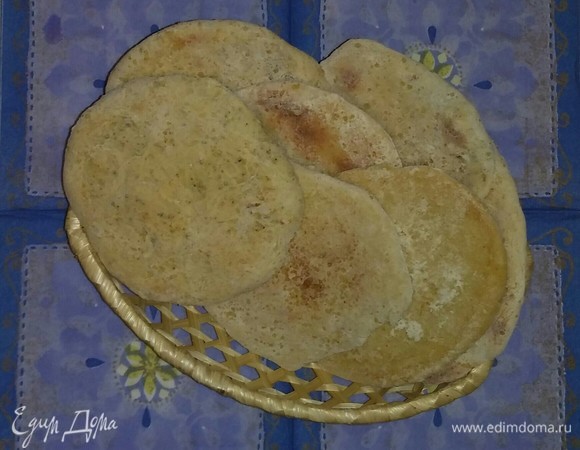 Домашние лепешки с чесноком и базиликом 