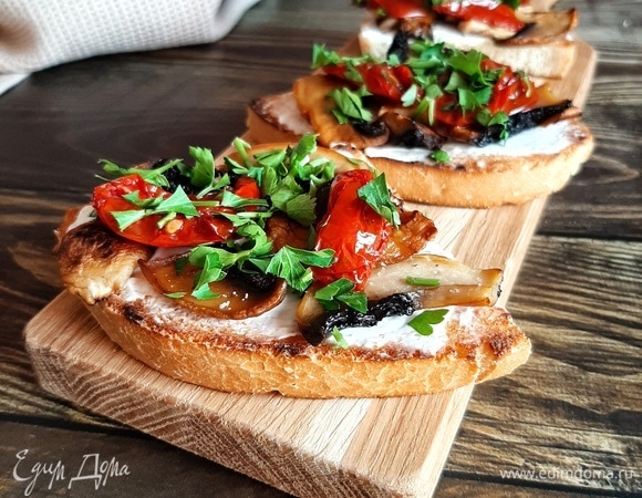 Брускетты с шампиньонами и вялеными помидорами